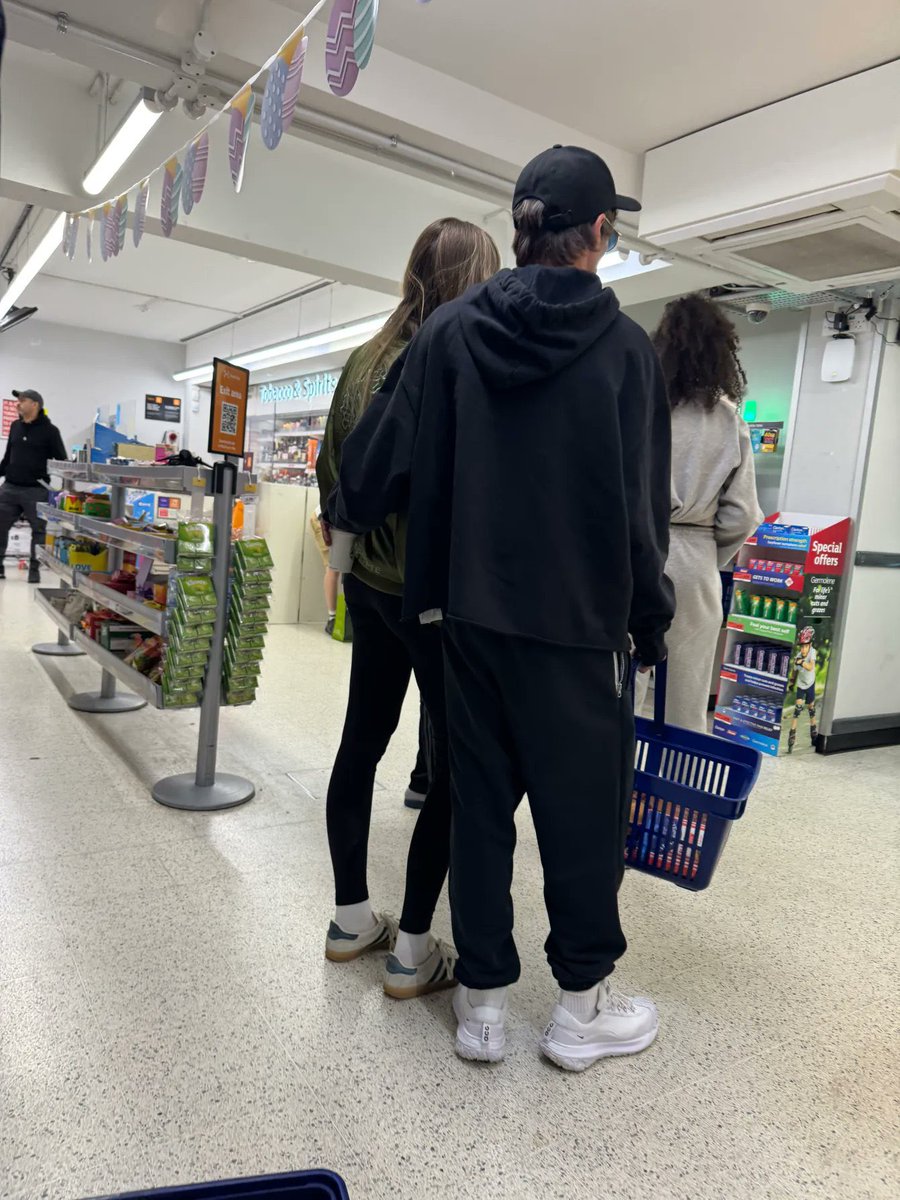 hestpleasing's tweet photo. que se haceee desde cuándo hace las compras este https://t.co/ShXXjeGMos