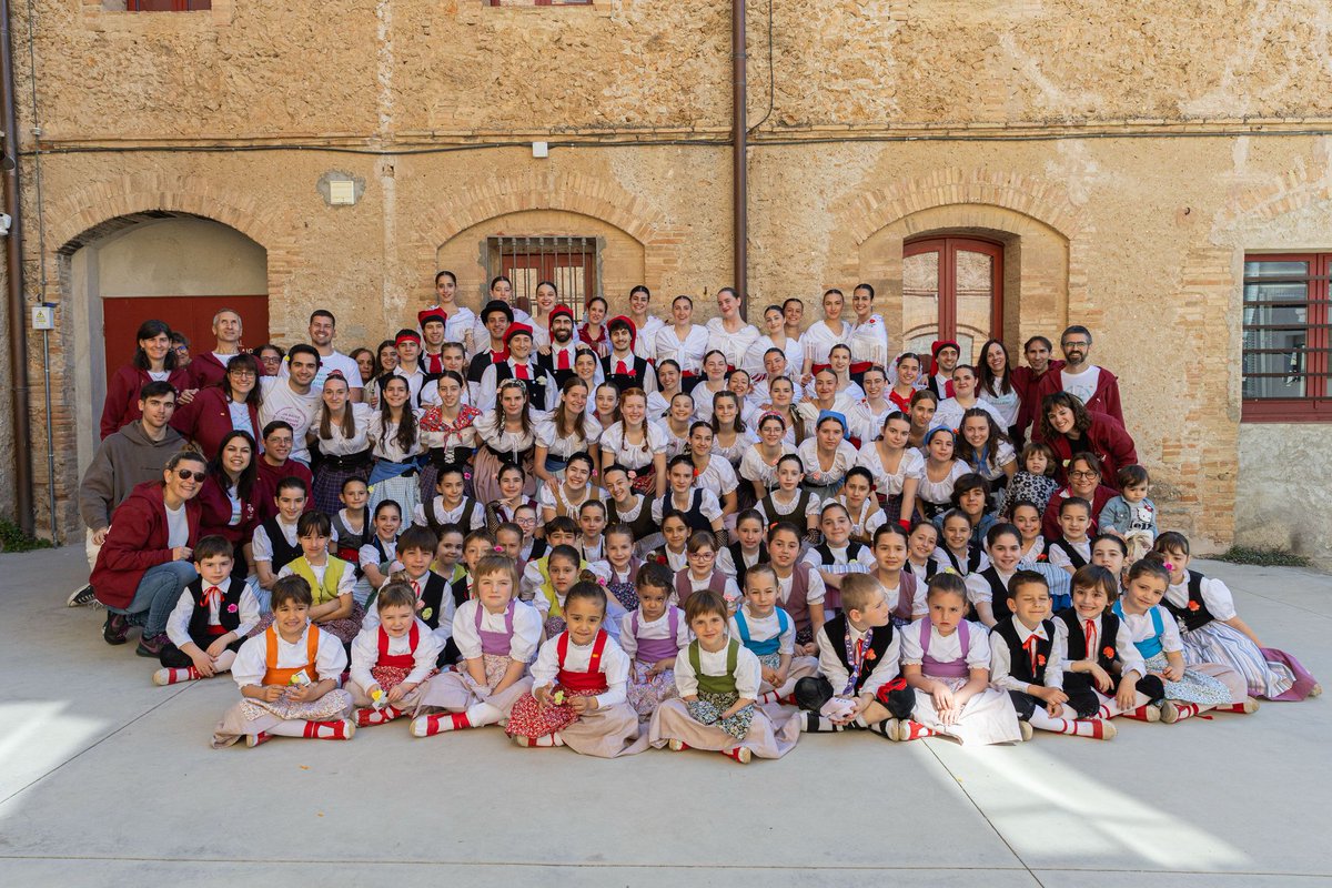 ROCA ROCA SAGNA!🩷

Moltes gràcies a tots i totes per compartir aquests dies de Pasqua amb l’Esbart i fer de les caramelles i la Festa de la Vellesa dos dies plens de dansa🥰🌸