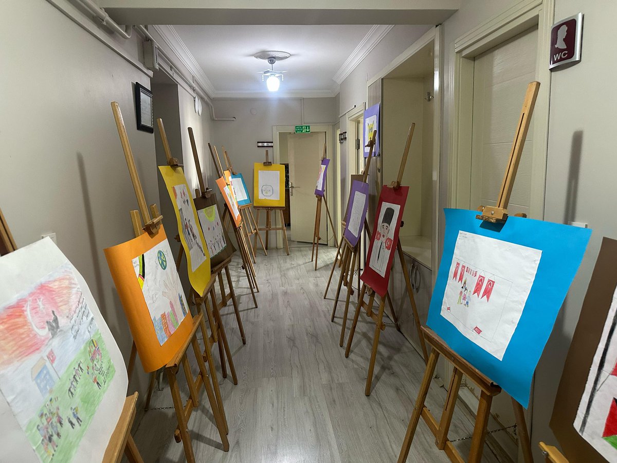 sivasavsh's tweet photo. Sivas Çocuk Evleri’nde 23 Nisan Ulusal Egemenlik ve Çocuk Bayramı kapsamında düzenlenen şenlikte, koruma ve bakım altındaki çocuklarımızın yaptığı resimler, müdürlüğümüz  ve çocuklarımızın katkılarıyla sergilendi. Etkinlik, çocuklarımızın yeteneklerini sergileme fırsatı bulduğu, renkli ve anlamlı bir gün olarak hafızalarda yer etti.