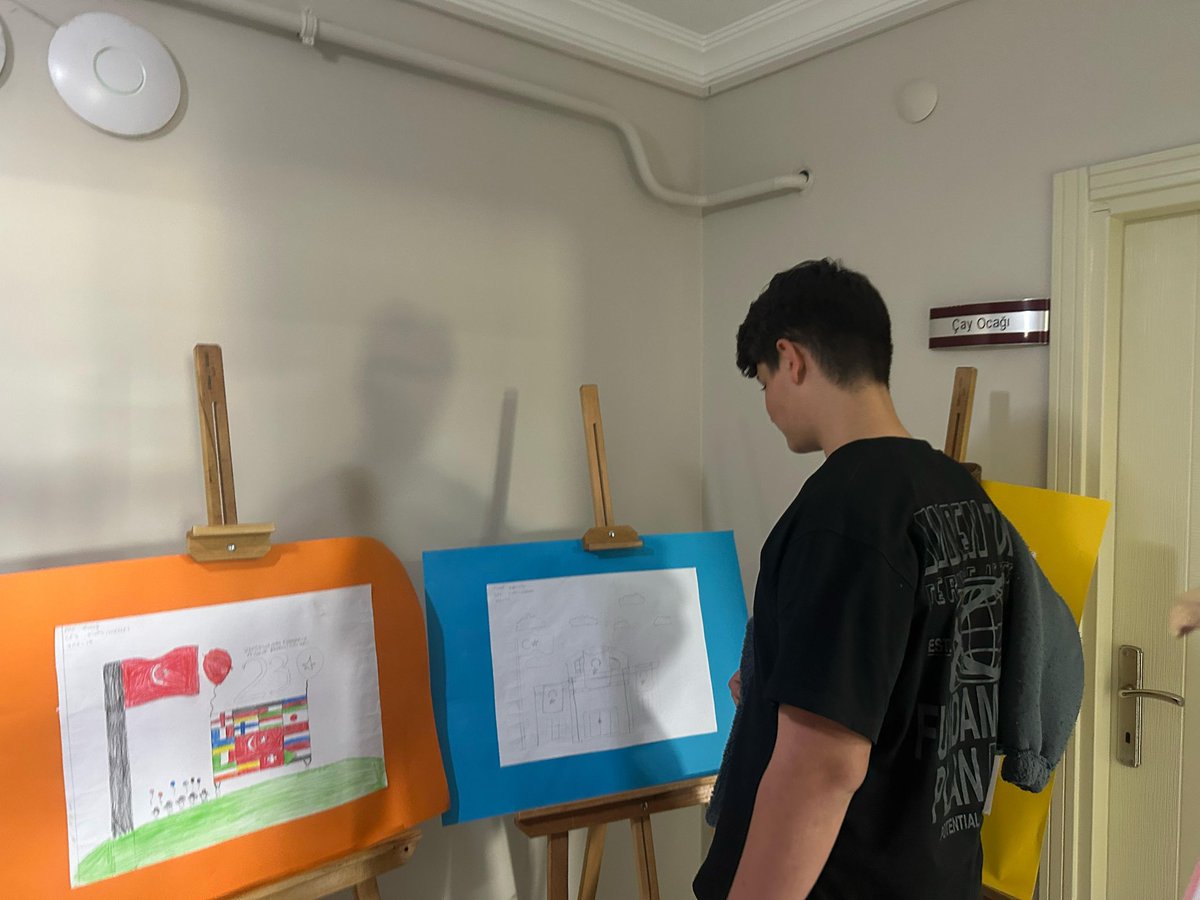 sivasavsh's tweet photo. Sivas Çocuk Evleri’nde 23 Nisan Ulusal Egemenlik ve Çocuk Bayramı kapsamında düzenlenen şenlikte, koruma ve bakım altındaki çocuklarımızın yaptığı resimler, müdürlüğümüz  ve çocuklarımızın katkılarıyla sergilendi. Etkinlik, çocuklarımızın yeteneklerini sergileme fırsatı bulduğu, renkli ve anlamlı bir gün olarak hafızalarda yer etti.