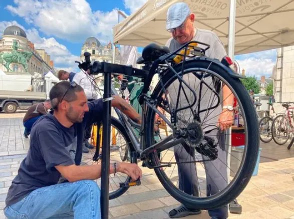 larep_fr's tweet photo. Des stands d’aide à la pratique et à la réparation de vélo dans plusieurs communes de la Métropole d'Orléans en avril et en mai https://t.co/NuZeJ1nf02 https://t.co/h3IIMsOUS7
