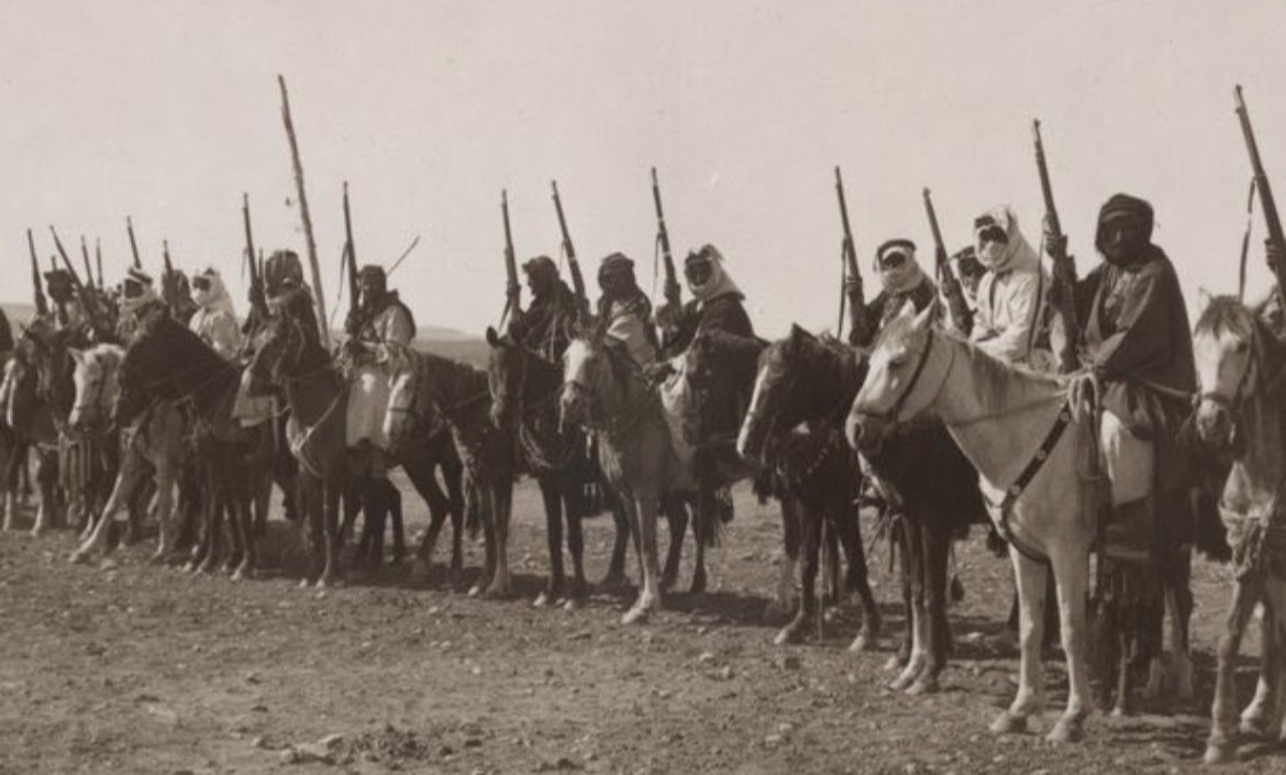 ••
-

صنيتان التبيناوي الشمري واصفاً فرسان الجواسم في المعارك :- 

صِح للجواسم يعرفون الدعاوي 
ياتون عند اللي بوجهك زهازيم 

ماتسمع الّا طحنهم والحداوي 
مثل الرّعود اليا نِشَت باول الغيم . 

#الظفير .