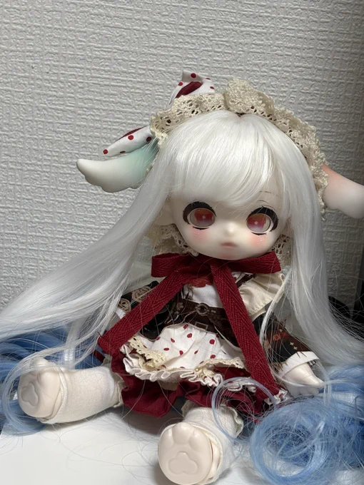 ハァハァ…結局一日中お人形整えてた… 顔の上半分の赤みが無さすぎて顔色悪く見えてたので目を暖色にしてあと忘れてたほっかむり付けた ウィッグに大きめの磁石を仕込んでいるので帽子の上からもお耳が付けられる