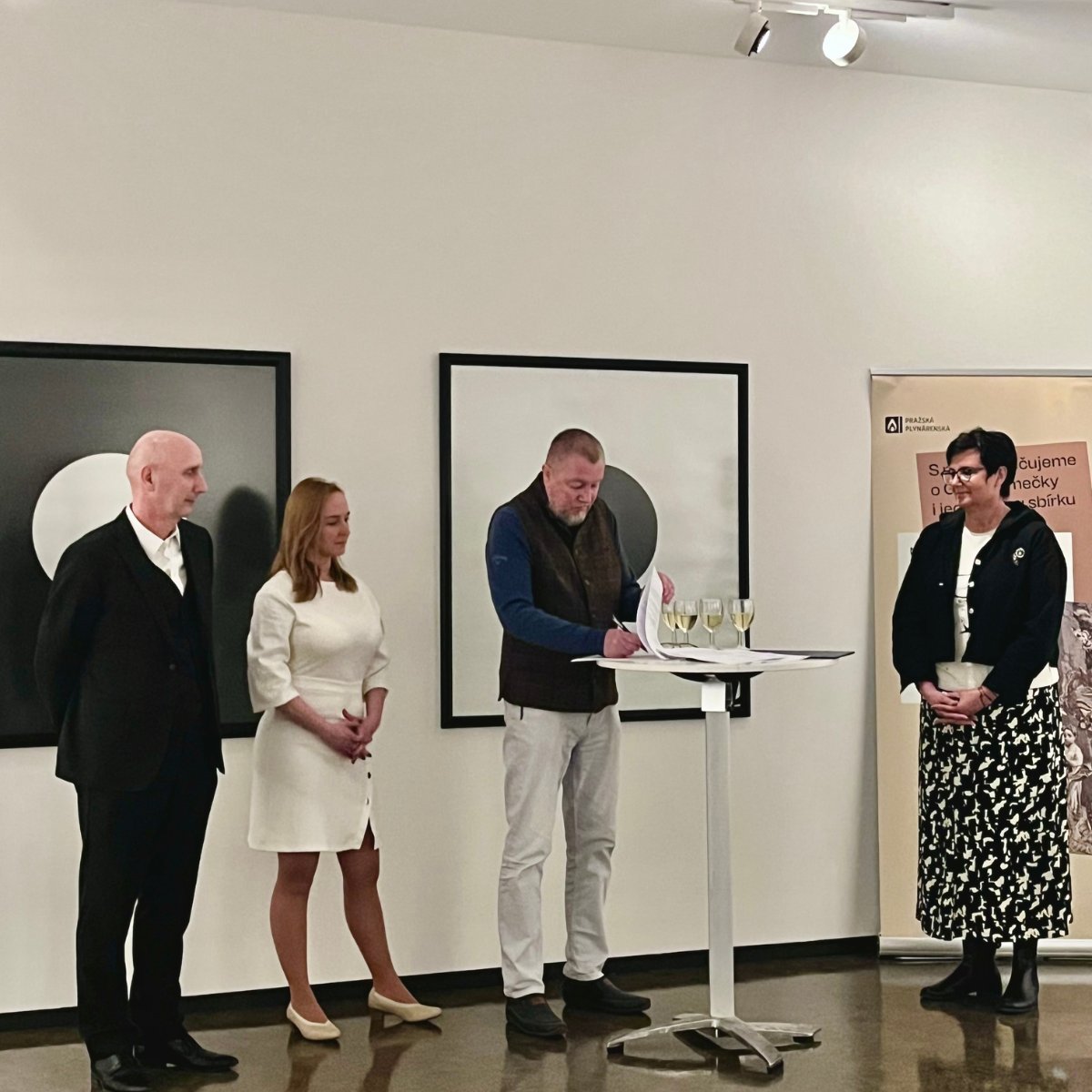 Spolupráce MKP a Galerie Smečky vstupuje do nové fáze.🎉 14. 4. 2025 podepsali memorandum Zuzana Kopencová z MKP, Martin Píša a Markéta Mithoferová z Nadačního fondu Galerie Smečky. 🎤 Hosty přivítal Ludvík Baleka z Pražské plynárenské. 🔗 Více 👉 galeriesmecky.cz/node/56