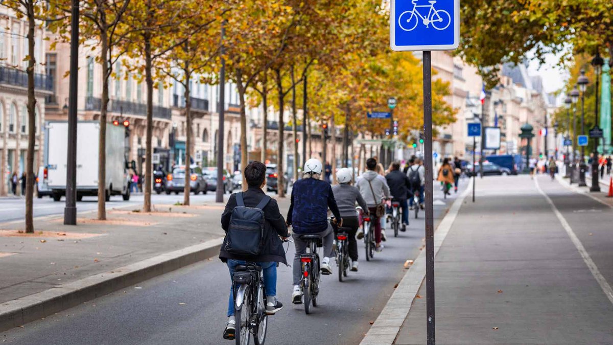 Since 2000, Paris has seen vehicle trips drop by 50%, transit ridership increase 40% and cycling increase from 3% to 11% mode share with 50mi+ of new protected bike lanes. The City also added thousands of trees &amp; "green streets" helping to lower nitrogen dioxide levels by 50%. 🇫🇷