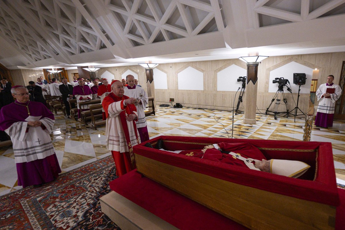 porktendencia's tweet photo. "Papa Francisco":
Porque el Vaticano difundió las primeras imágenes de su féretro. https://t.co/h87basPek4
