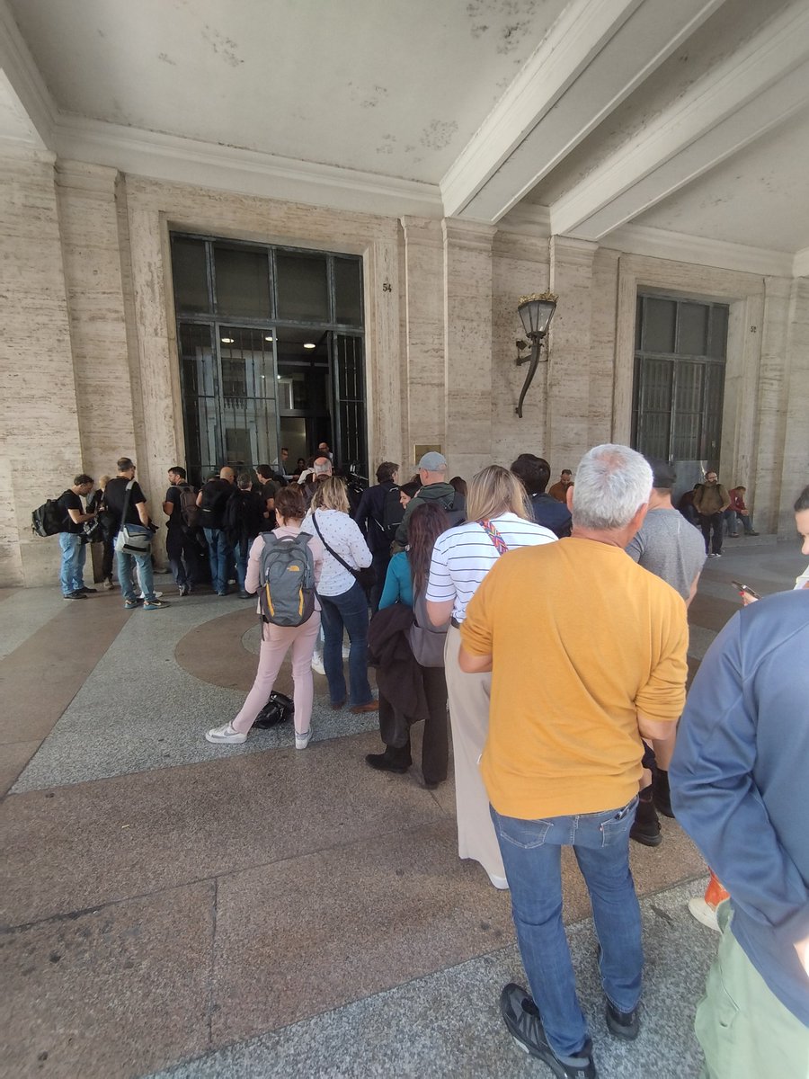 Vrsta novinarskih kolegov, ki še čakajo na akreditacijo za poročanje ob smrti papeža Frančiška. Če nas je bilo včeraj tu okrog 100, je danes članov  medijskih ekip tu gotovo že čez tisoč.