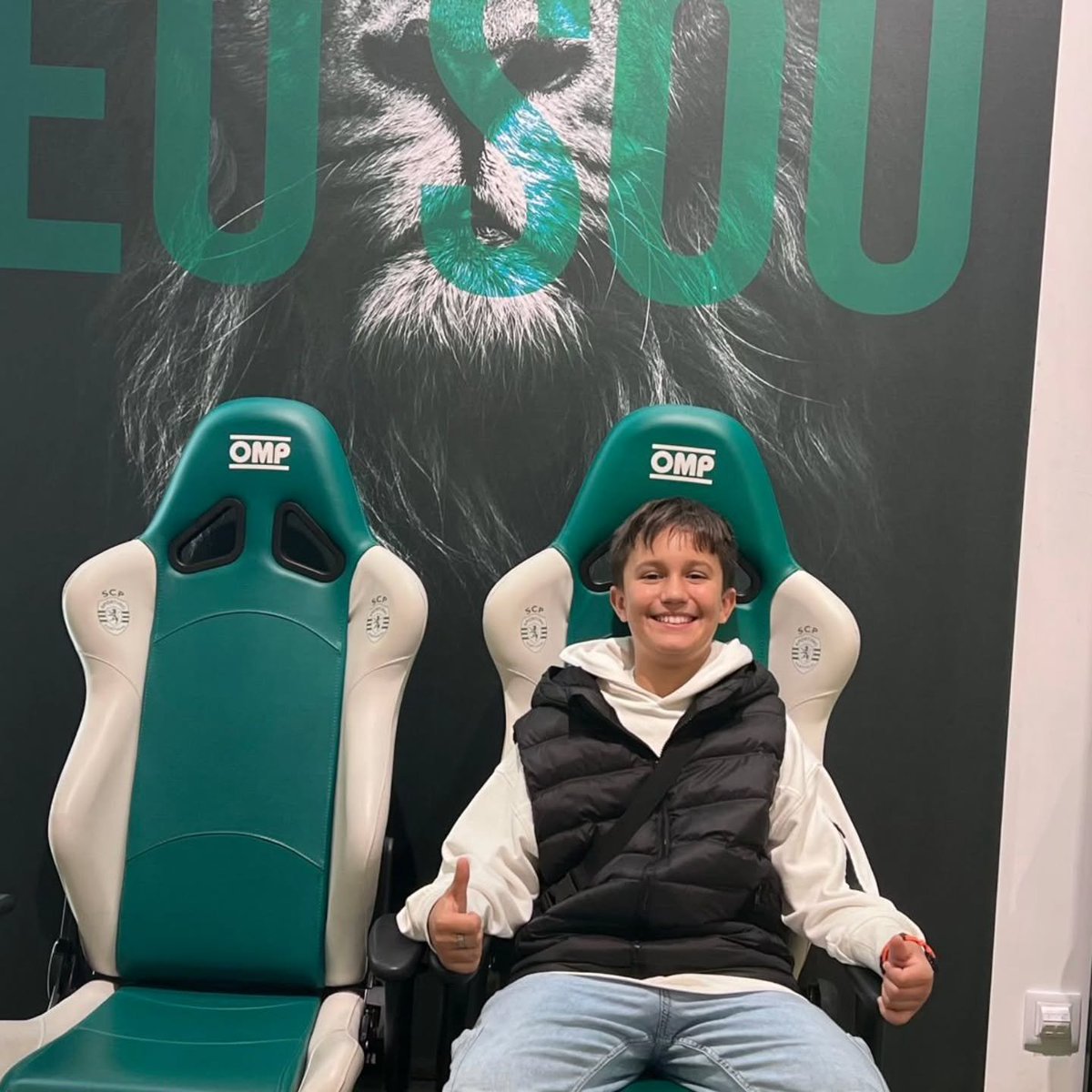 O verdadeiro Dia de Sporting: Vamos ajudar o Martim 💚

O Martim tem 12 anos e está a lutar contra uma forma agressiva de leucemia. Depois de meses de tratamentos duros e um transplante de medula da irmã — 100% compatível — a doença voltou, e a família enfrenta agora um novo