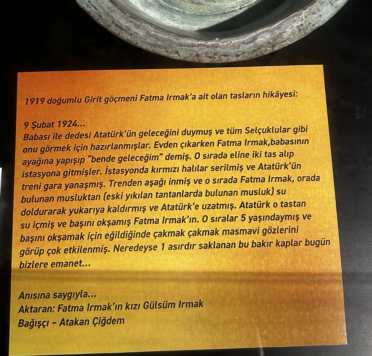 Selçuk Efes Kent Belleği’nde bulunan ve kentimizin hafızasında yer edinen bu hikayeyi okuyunca Atatürk’ün neden çocuklara bayram hediye ettiğini anlıyorsunuz…

O zamanlar çocuk olan Fatma Irmak’ın kalbini kırmamak için yemek tasından su içen Atatürk…

#23NisanKutluOlsun