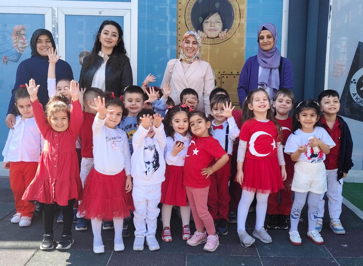 nurdangllkozkul's tweet photo. İl Kadın kolları ve yönetim kurulu üyelerimiz ile birlikte çocuklarımızın 23 Nisan  bayramını kutlamak için okullara ziyaret gerçekleştirdik 🙋🏼‍♀️
Küçük hanımlar ,küçük beyler ,sizler hepiniz geleceğin bir gülü, yıldızı ve ikbal ışığısınız 
@AKKADINGM https://t.co/bnZFz2NBQP