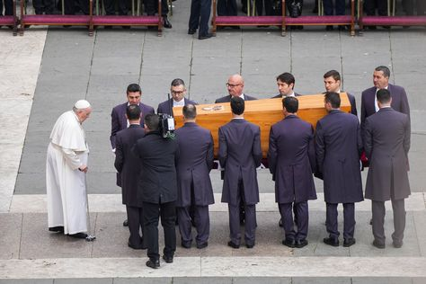 PropositoyVida's tweet photo. Su funeral se celebrará tras un periodo de luto de 9 días llamado Novendiales.

Según la ley eclesiástica, debe ser enterrado entre el cuarto y el sexto día.

Francisco pidió ser enterrado bajo tierra, sin oro ni fanfarrias.

Solo "Franciscus" grabado en la piedra.

Eso es todo. https://t.co/9aEOlnU5YD