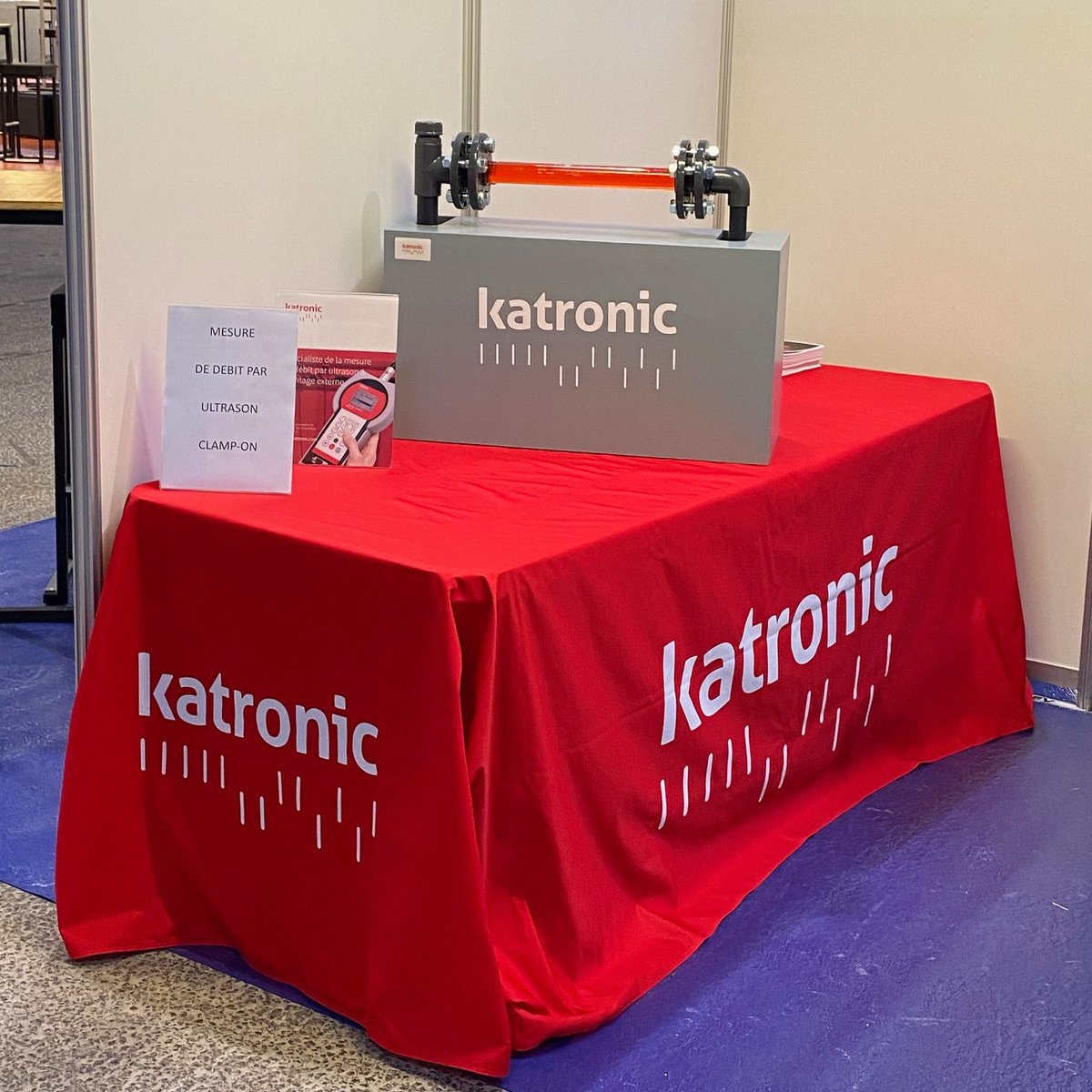 🎯 𝗨𝗻𝗲 𝘃𝗶𝘀𝗶𝗯𝗶𝗹𝗶𝘁𝗲́ 𝘀𝘂𝗿 𝗺𝗲𝘀𝘂𝗿𝗲 𝗽𝗼𝘂𝗿 𝘂𝗻 𝗶𝗺𝗽𝗮𝗰𝘁 𝗺𝗮𝘅𝗶𝗺𝗮𝗹 !
Pour se démarquer lors des salons, Katronic a opté pour une nappe personnalisée, imprimée avec soin à son image. 🎨
Et vous, êtes-vous prêts à faire forte #impression ? 🚀
#imprimerie