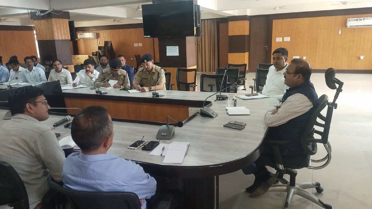 पर्यटन सीजन में पर्यटकों की आवाजाही के दृष्टिगत जनपद के पर्यटक स्थलों में पार्किंग व्यवस्था, साफ सफाई, विद्युत एवं जलापूर्ति आदि के संबंध में जिलाधिकारी श्री आलोक कुमार पांडेय ने अधिकारियों के साथ बैठक कर कहा कि पर्यटकों को आकर्षित करने के लिए  व्यवस्थाएं चाक चौबंद रखें।