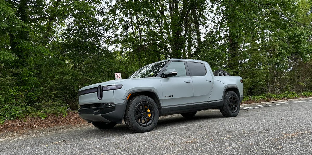 Today's view 🙌🏼 Installed <a href="/Team1ev/">1EV</a> R800 wheels &amp; <a href="/goodyear/">Goodyear</a> wrangler tires on this #Rivian R1T <a href="/Rivian/">Rivian</a>
