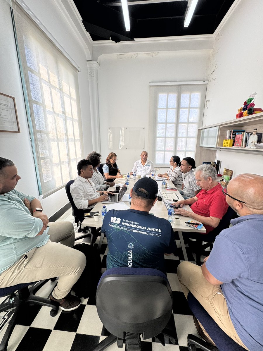 En el marco del Plan de Desarrollo ‘Barranquilla a Otro Nivel’ del alcalde <a href="/AlejandroChar/">Alejandro Char</a>, avanzamos en la planificación, organización y fortaleciendo nuestra red de bibliotecas con encuentros junto a Clena, Bibliopaz y coordinadores de bibliotecas públicas. 📖✨