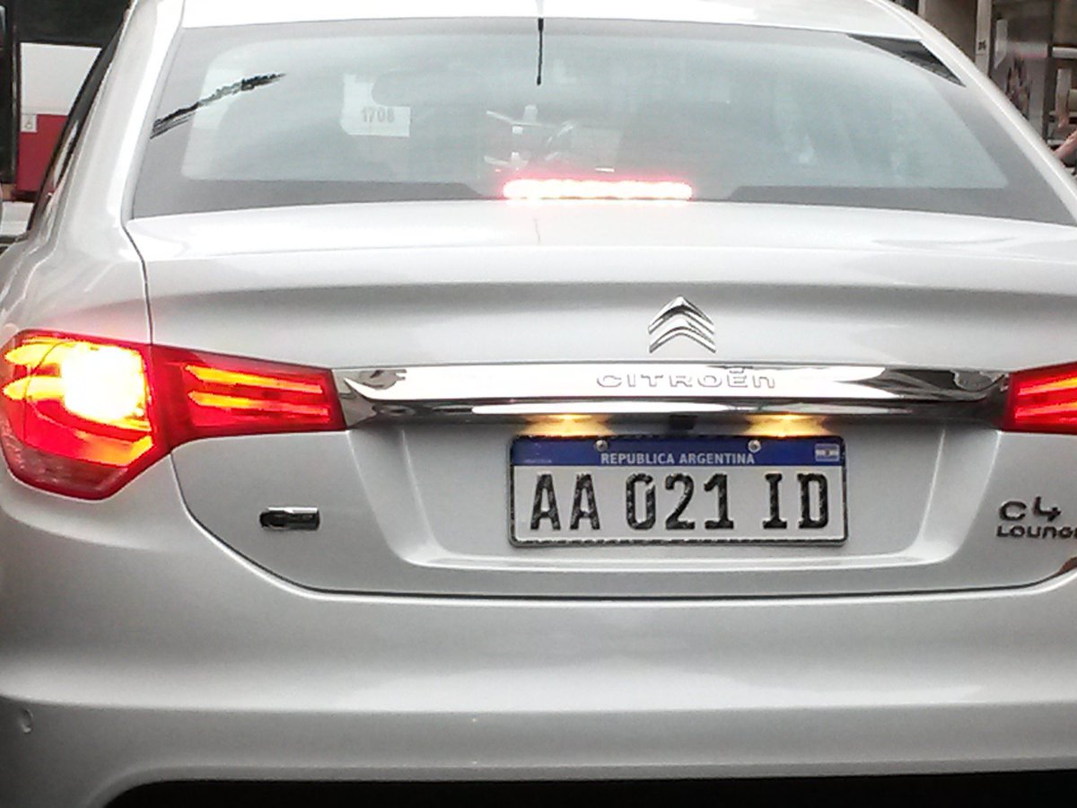 LaCosmoRevista's tweet image. [TENDENCIAS] Qué son esas extrañas chapas con letras y números que tienen algunos autos.
