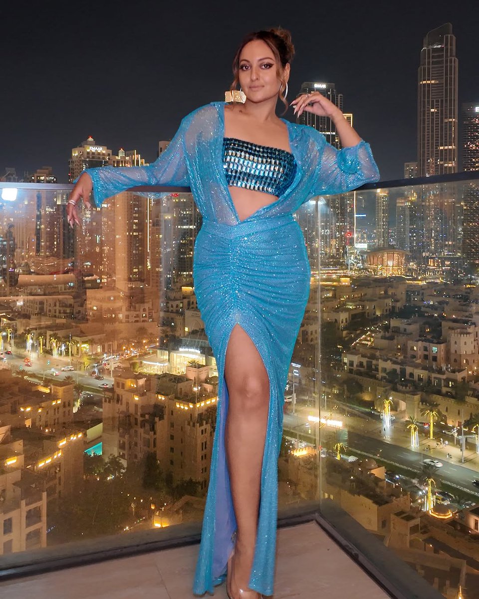 mid_day's tweet photo. Sonakshi Sinha: Bold, beautiful, and blue-tiful! ๐ท
#SonakshiSinha #StyleGoals #BlueTiful #StunningInBlue #FashionQueen #Bollywood #EntertainmentBuzz #MiddayEntertainment https://t.co/kUfuZt4pdL