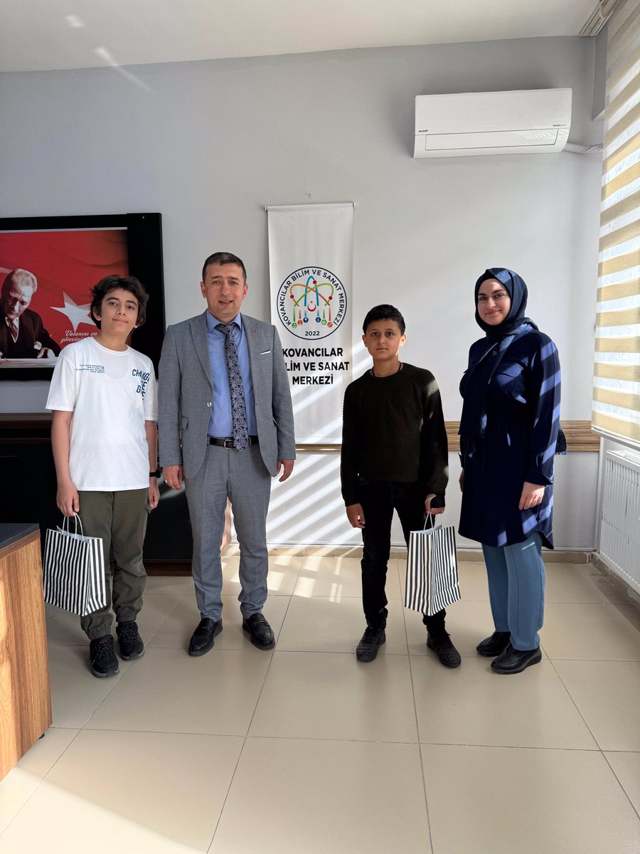 Kovancılar Milli Eğitim Müdürümüz Mustafa KILINÇ, TÜBİTAK Proje yarışmasında Bölge 3.’sü olan öğrencilerimizle bir araya gelerek hediyelerini kendilerine verdi. Nazik ziyaretlerinden ötürü şükranlarımızı sunarız… <a href="/tcmeb/">Millî Eğitim Bakanlığı</a> <a href="/mehmetyigitmem/">Mehmet YİĞİT</a> <a href="/23Mustafakilinc/">Mustafa Kılınç</a> <a href="/elazigmem/">Elаzığ İl Мillî Eğitim Müdürlüğü</a> <a href="/KovancilarMem/">Kovancılar Mem</a>