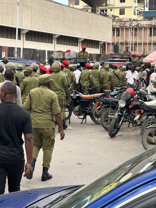 PatricOleSosopi's tweet photo. Hii Nguvu Kubwa Kwa Kiwango Hiki Kwenda Kumkamata Mhe. @HecheJohn Mnafikiri Inaweza Kututishia?
Polisi Tumieni Nguvu Hizi Kupambana na Mafisadi Wa Nchi Wanaokula Rasilimali zetu, Acheni Kutumika Mnaumiza Taifa Letu, Chuki Inaongezeka Sana, Afande IGP Tambua Jeshi la Polisi Linaharibikia Mikono Mwako Rasmi.