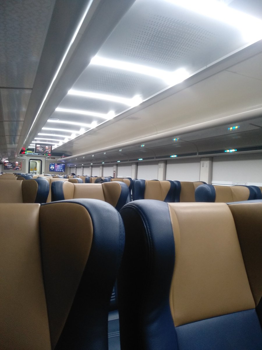 nullableminds's tweet photo. Ada cerita apa di kereta? https://t.co/nJdXoD4dNe