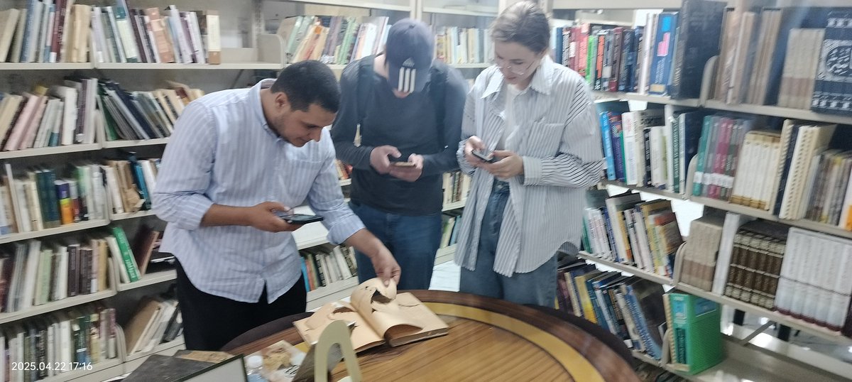 مركز الخليل بن أحمد الفراهيدي للدراسات العربية والانسانية ينظم زيارة لطلبة الجامعة من جمهورية روسيا الأتحادية إلى مكتبة الشيخ محسن بن زهران العبري الوقفية بولاية الحمراء، اطلع الطلبة على محتويات المكتبة من الكتب والمخطوطات، كان في استقبال الطلبة الشيخ حمد بن محسن العبري.