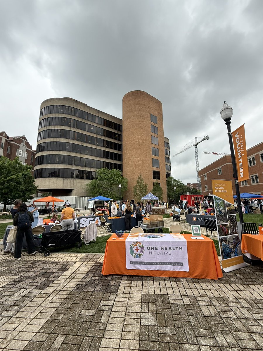 UTOneHealth's tweet image. Celebrate #EarthDay with us outside the student union from 11-2 today!