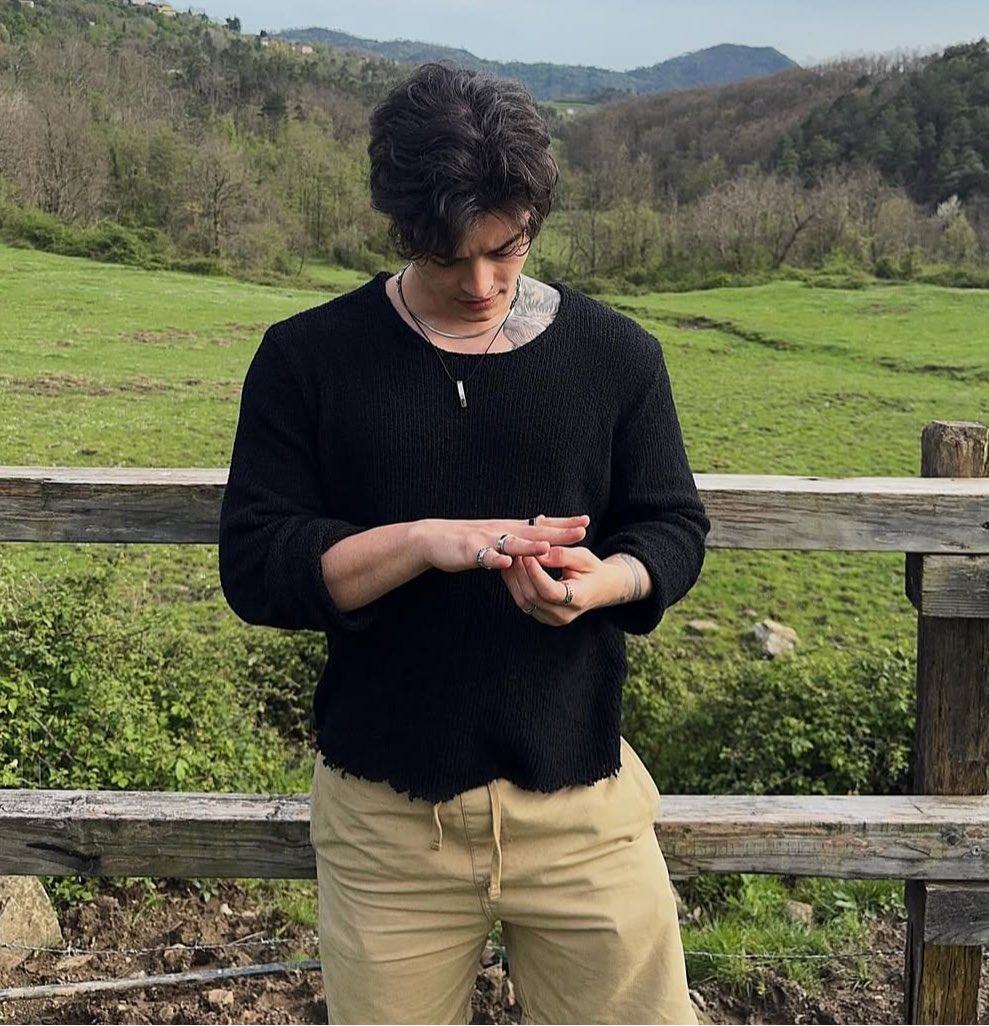 ⠀ 
выехали с рэйч за город. тишина, деревья, (отвратительное палящее солнце) и ни одного из этих идиотов в масках рядом. почти начал думать, что мир не такой уж и отвратительный.

أنت أفضل شيء في العالم.
⠀