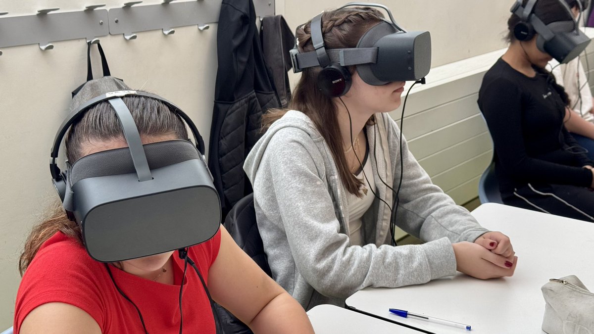 SeedsXR's tweet photo. ¡BUEN MARTES, SEEDERS! 😎

Os dejamos un recopilado de unos talleres muy especiales que realizamos estos días en Jesuites Bellvitge
con gafas de realidad virtual 🥽 para trabajar el bullying desde un lugar diferente.

#SEEDSXR #RealidadVirtualConPropósito #EducaciónConsciente https://t.co/xx0bHb3jzL