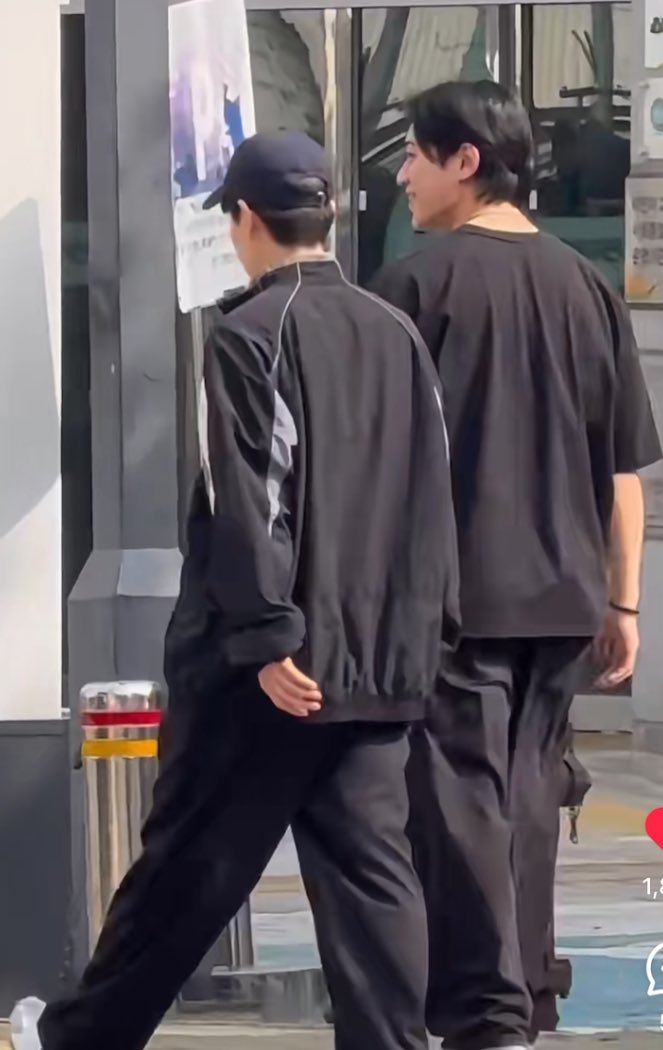 กุเขินอะ ㅠㅠㅠㅠㅠㅠㅠㅠㅠㅠㅠㅠㅠㅠㅠㅠㅠㅠ พี่เค้าหล่อจริงว่ะ ยิ้มหวานมาเลย สูงอีกตั้งหาก ทรงนี้สายซัพพอร์ต ตามใจทุกอย่างชัวร์