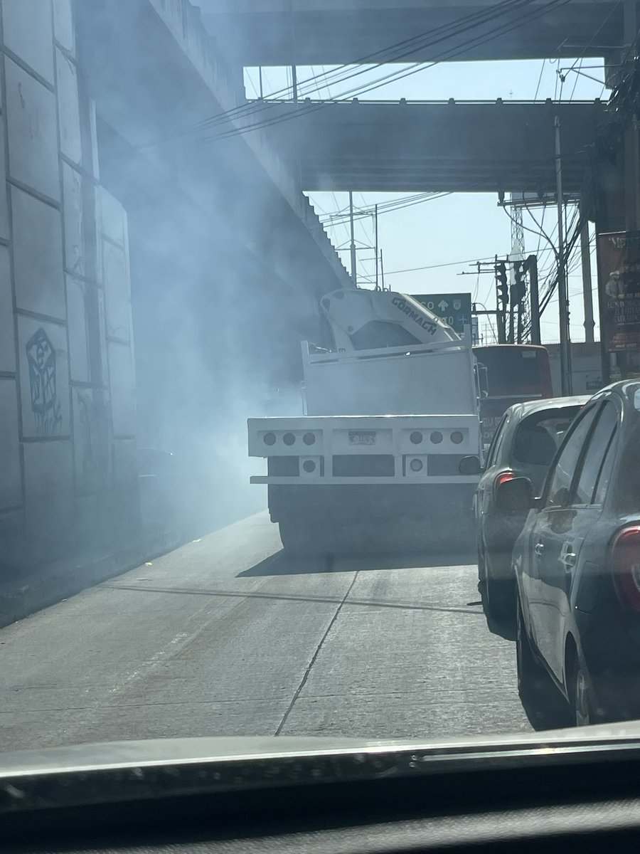 PTovar1's tweet photo. Buenísima la contaminación ambiental en Toluca / EDOMEX pero nadie regula a estos cabrones. 

Yo si tengo que pagar verificación, tenencia y placas. https://t.co/Luvx6DfIAq