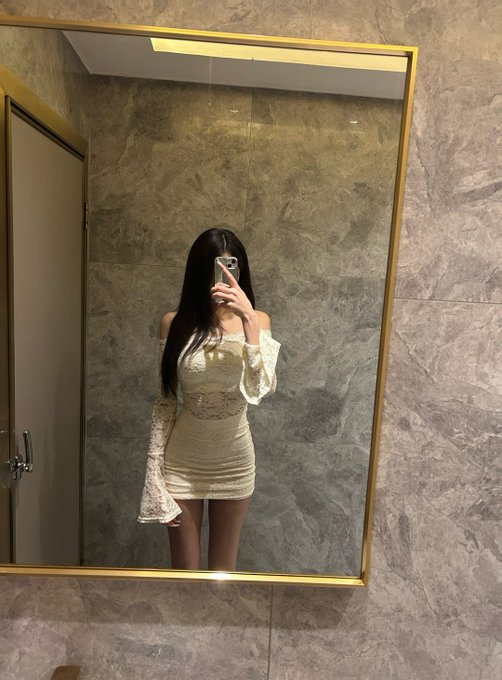 Amy52489's tweet photo. 旧图新发，穿那件裙��的时候，好像比现在更温柔一点。
那天没说出口的心情，就藏在这张照片里了。
旧图，但那一刻的我是真的开心。  #雅加达 #印尼 https://t.co/mb90rgri4r