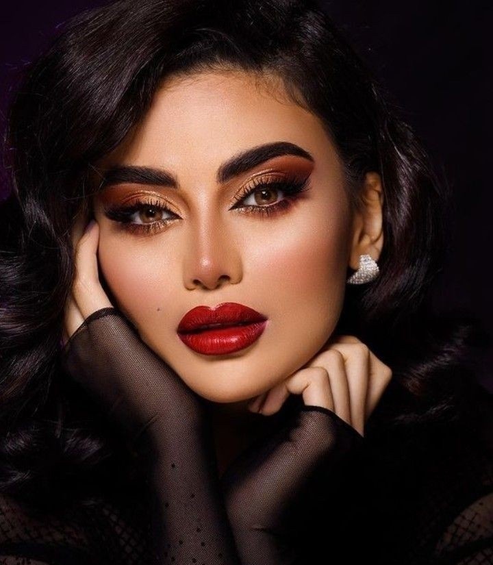 هناك ابتسامة تأتى فى لحظة  قاسية جدا
حين تبتسم فيها بسخرية من نفسك على شىء كنت تحبه
وقد خاب ظنك به
المشاعر كالاجساد تشعر بالبرد ان لم يحتضنها  دفئ الاهتمام
#يِّاﺳ̭͠و
#Y_aso_u