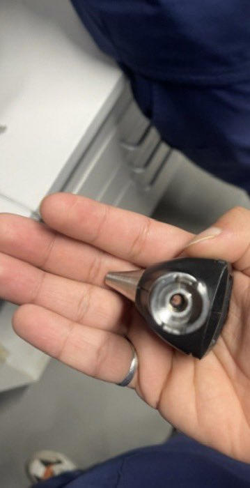 ied3v's tweet photo. غيرنا الight| حق otoscope هو جهاز طبي يستخدم في النظر إلى داخل الأذن يستخدم الأطباء منظار الأذن أثناء الفحوصات للكشف عن الأمراض ذات الأعراض المتعلقة بالأذن. 
من الممكن باستخدام منظار الأذن النظر إلى الأذن الخارجية والأذن الوسطى. https://t.co/PVexps71Rl