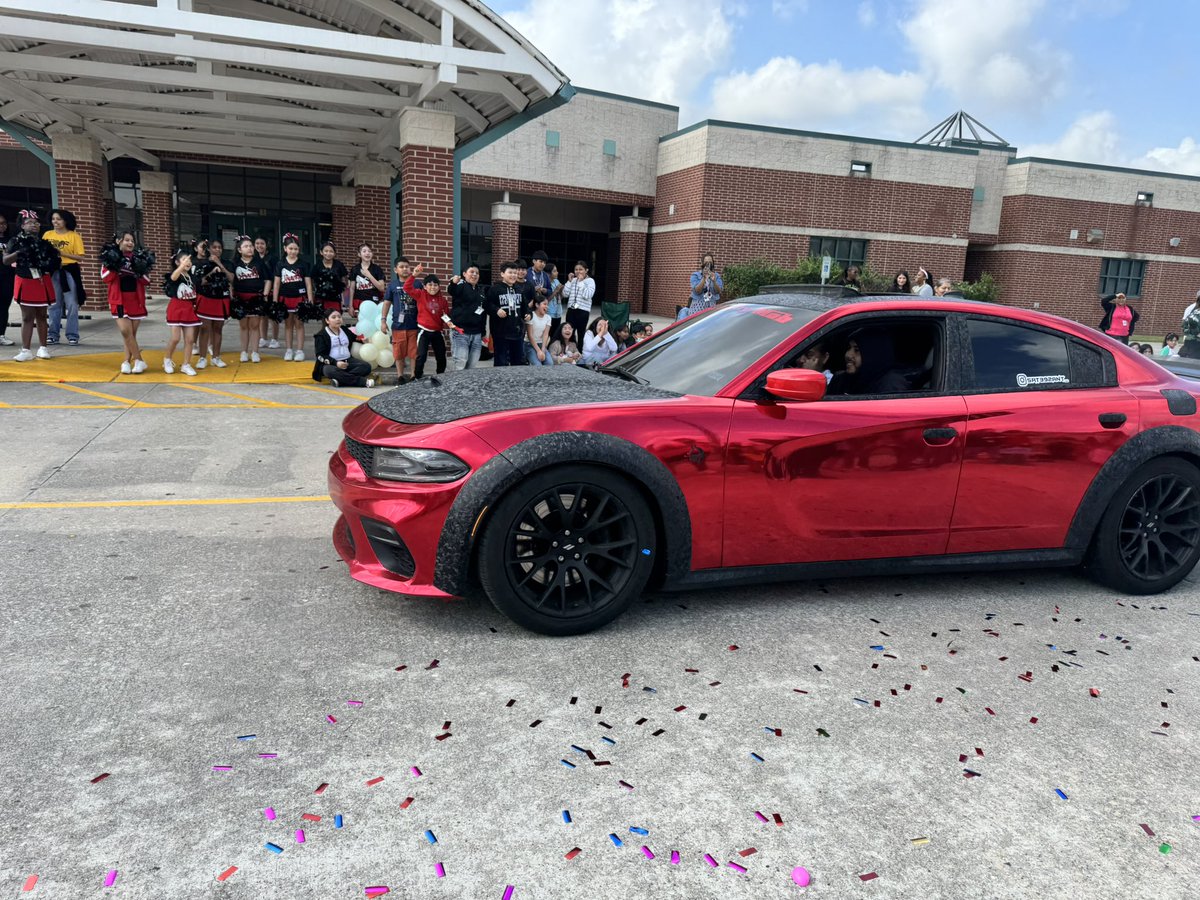 1EThompson's tweet photo. STAAR Parade @Hill_AISD was a Success!  We Expect our scholars to show GROWTH on STAAR!#MasterSTAAR🏆 #Growth #EarthDay2025 🌎🌳 https://t.co/l350r1291b