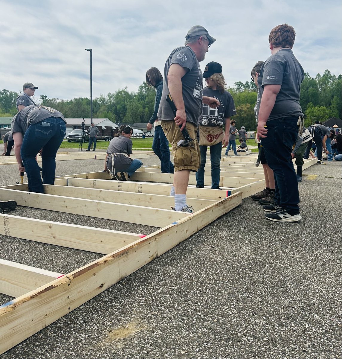TrayseaMoresea's tweet photo. Annual top 10 day of school for me. Six yrs. of building homes for veterans and showing off our CTE skills. This yr pavers for landscaping are added from elementary students! ⁦@WurtlandMS⁩ with ⁦@Habitat_org⁩ ⁦⁦@HargisBeth⁩ #BelieveInGC #LocalAccountability https://t.co/xsGAH10h2Y