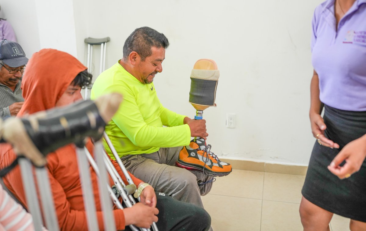 Como parte del trabajo que impulsamos para mejorar la calidad de vida de personas con discapacidad y promover su inclusión social, realizamos la primera entrega del año de prótesis transfemoral y transtibial en beneficio de 12 tlaxcaltecas.