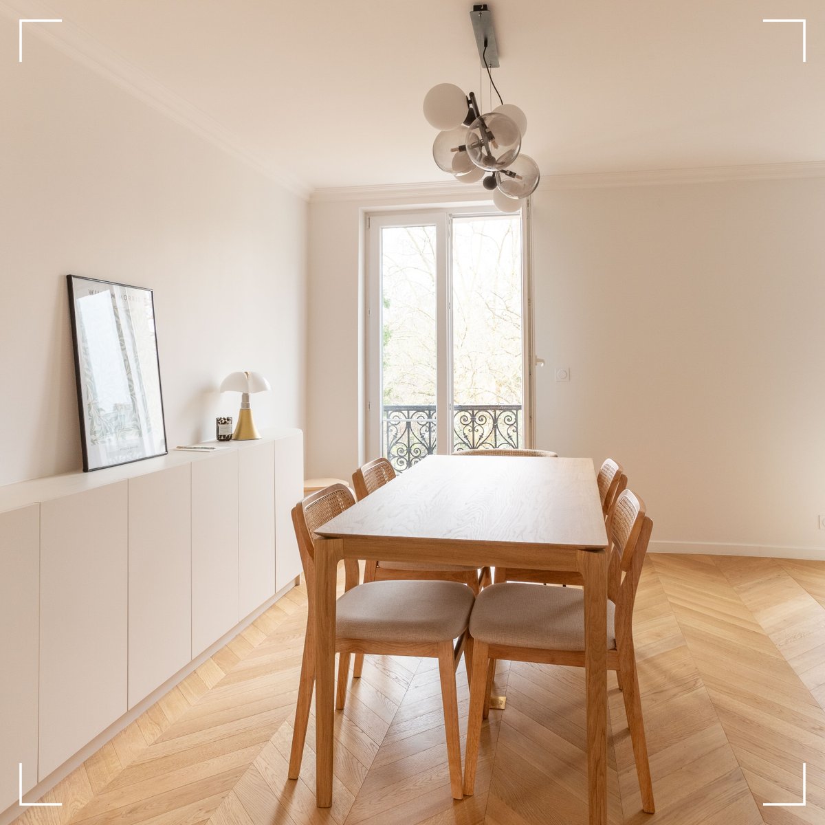 Renoofficiel's tweet photo. Hello l'équipe, 

On vous présente l'évolution de l'autre côté du séjour du projet Paris 11 publié hier.
Plus que les rideaux, un beau tableau, de belles fleurs et le résultat de cet appartement non rénové depuis 50 ans sera merveilleux !! 
#Minimalisme https://t.co/O1WNPUQCay