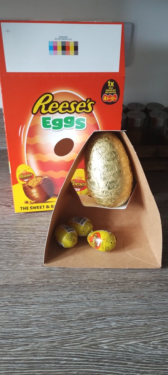 trustannie84's tweet photo. @reeses one really disappointed daughter.....look at all this packing compared to the actual size of the egg! Not to mention only 3 mini eggs were inside, 1 of which was opened. https://t.co/kZ8kK0g7Ok