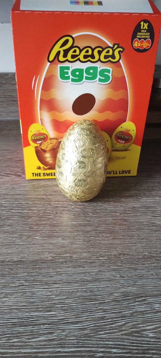 trustannie84's tweet photo. @reeses one really disappointed daughter.....look at all this packing compared to the actual size of the egg! Not to mention only 3 mini eggs were inside, 1 of which was opened. https://t.co/kZ8kK0g7Ok