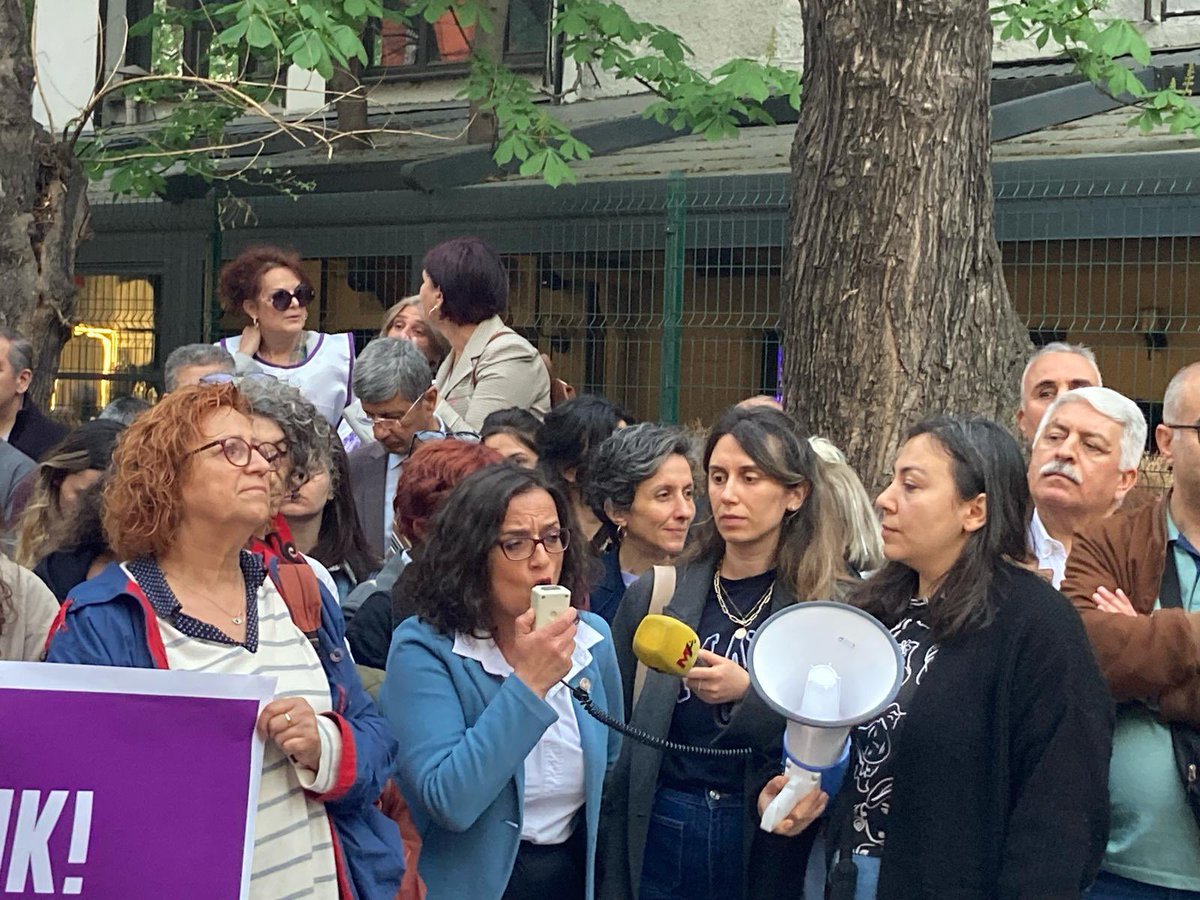 📌İşyeri temsilcimiz Ayşe 
UĞURLU’nun ihraç istemiyle hakkında soruşturma açılması nedeniyle Ankara kadın platformunun düzenlediği basın açıklamasına katılım sağlandı.

📌Açıklamada SES genel kadın sekreteri Merkez yürütme kurulu üyesi  Nursel YÜCESOY  söz alarak dayanışmayı ve