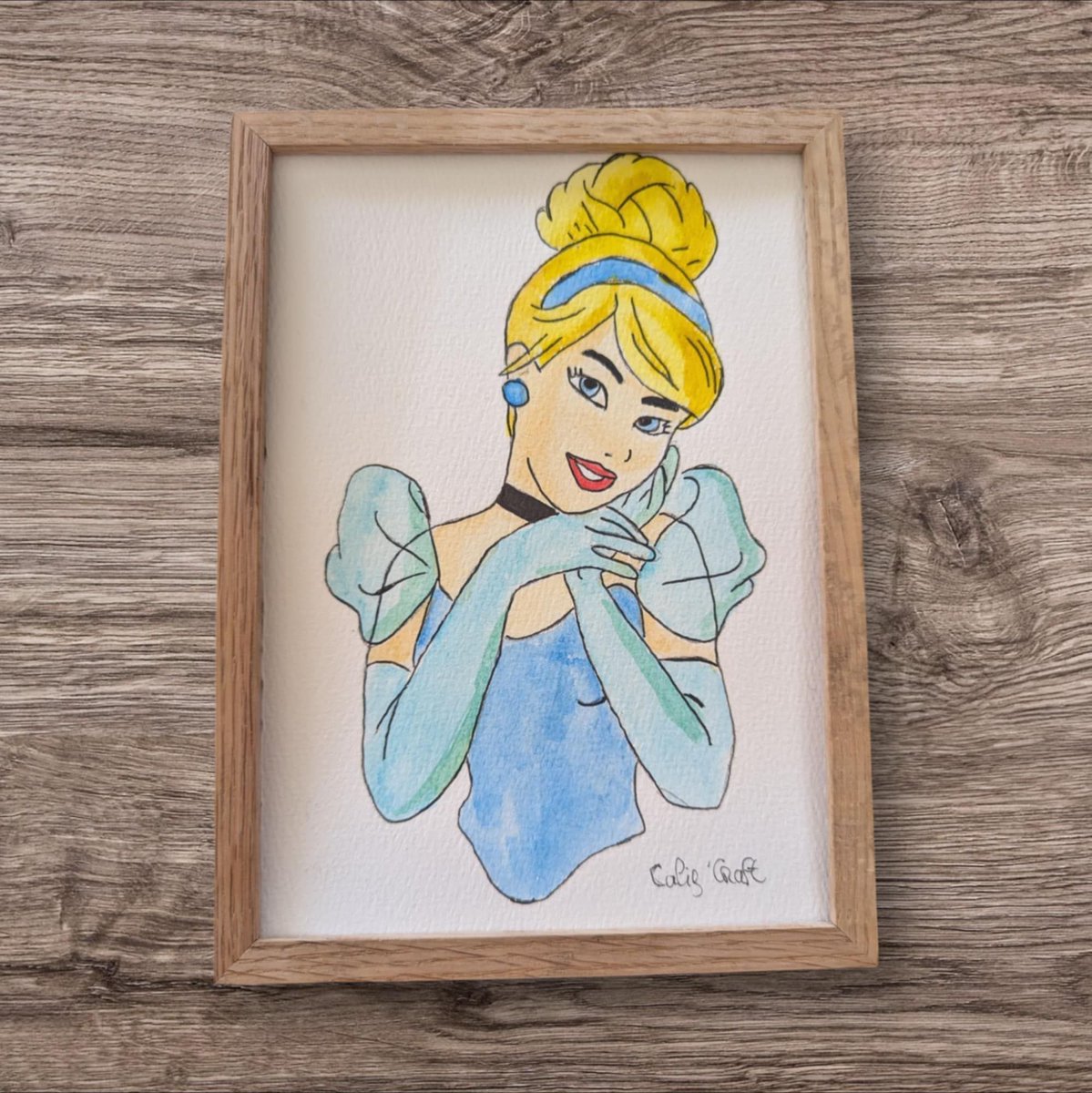 CaliUny's tweet photo. Découvrez des illustrations de princesses Disney réalisées sur des supports uniques comme le papier Kraft, le papier aquarelle ou du papier fait main ! Ces œuvres d'art sont prêtes à embellir votre espace et disponibles dès maintenant sur mon site internet. #ArtUnique #DisneyPrincess