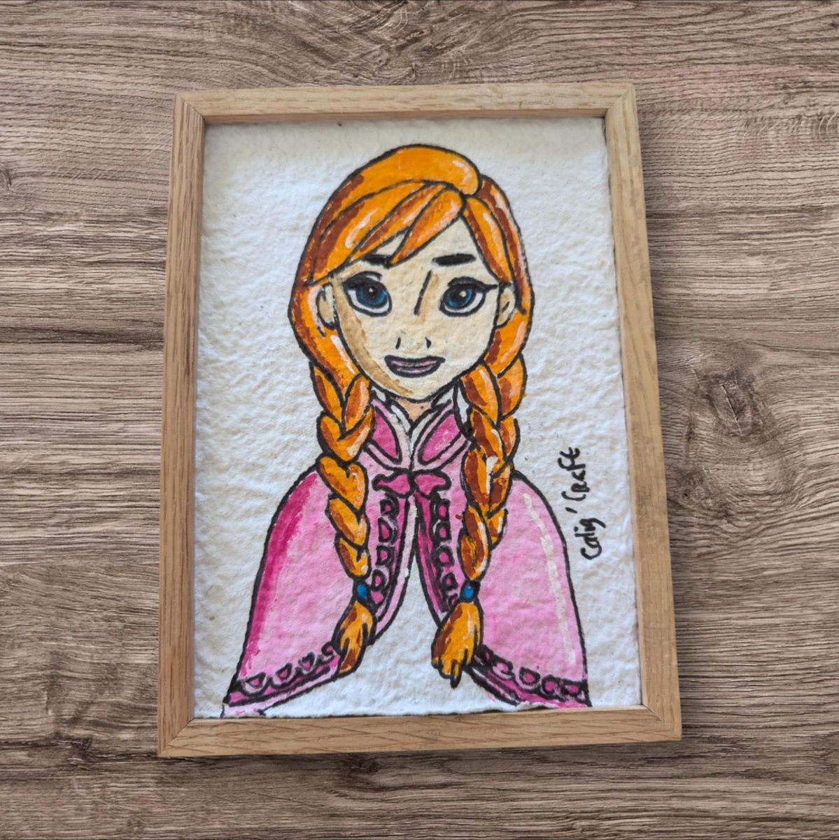 CaliUny's tweet photo. Découvrez des illustrations de princesses Disney réalisées sur des supports uniques comme le papier Kraft, le papier aquarelle ou du papier fait main ! Ces œuvres d'art sont prêtes à embellir votre espace et disponibles dès maintenant sur mon site internet. #ArtUnique #DisneyPrincess