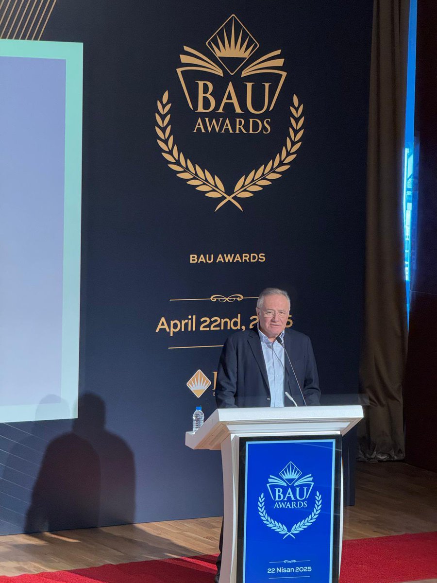 EnverYucel's tweet photo. Bahçeşehir Üniversitesi’nde bugün; 10, 15, 20 ve 25’inci yılını tamamlamış akademik ve idari kadroda görev yapan çalışma arkadaşlarımıza ödüllerini takdim ettik. Büyük bir aile olduğumuzu ve eğitim yolunda canla başla çalıştığımızı bir kez daha anladım. Ne kadar gurur duysam az. https://t.co/zuKT50NTFG