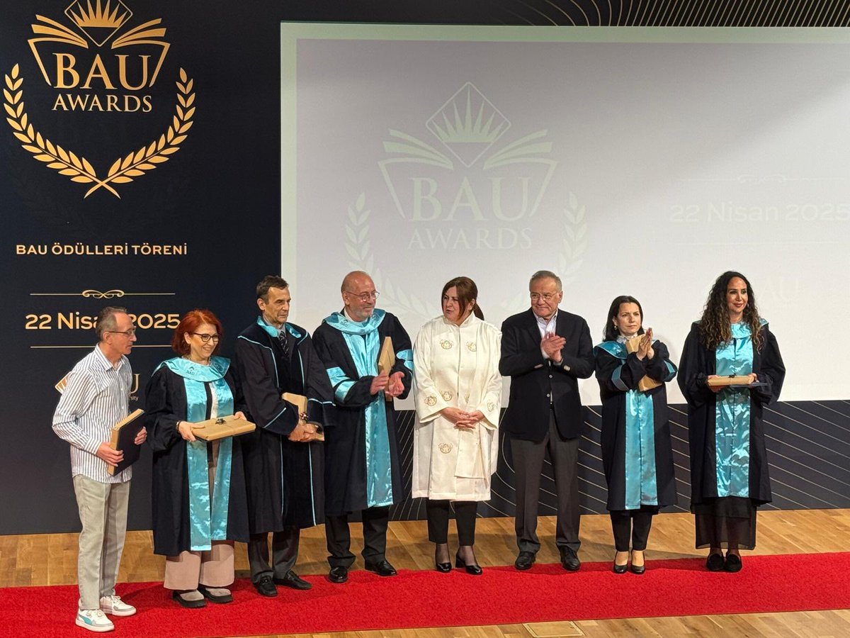 Bahçeşehir Üniversitesi’nde bugün; 10, 15, 20 ve 25’inci yılını tamamlamış akademik ve idari kadroda görev yapan çalışma arkadaşlarımıza ödüllerini takdim ettik. Büyük bir aile olduğumuzu ve eğitim yolunda canla başla çalıştığımızı bir kez daha anladım. Ne kadar gurur duysam az.