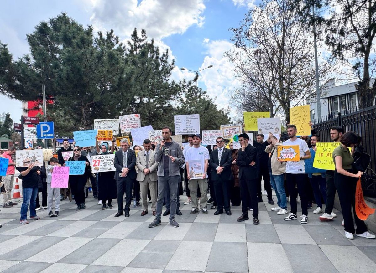 Bugün, Maliye Bakanlığı önünde haklarını arayan ve uzakta olsalar da onları yürekten destekleyen tüm Öğretmenlerimi kutlarım.

#ÖğretmenlerMaliyedenSesleniyor