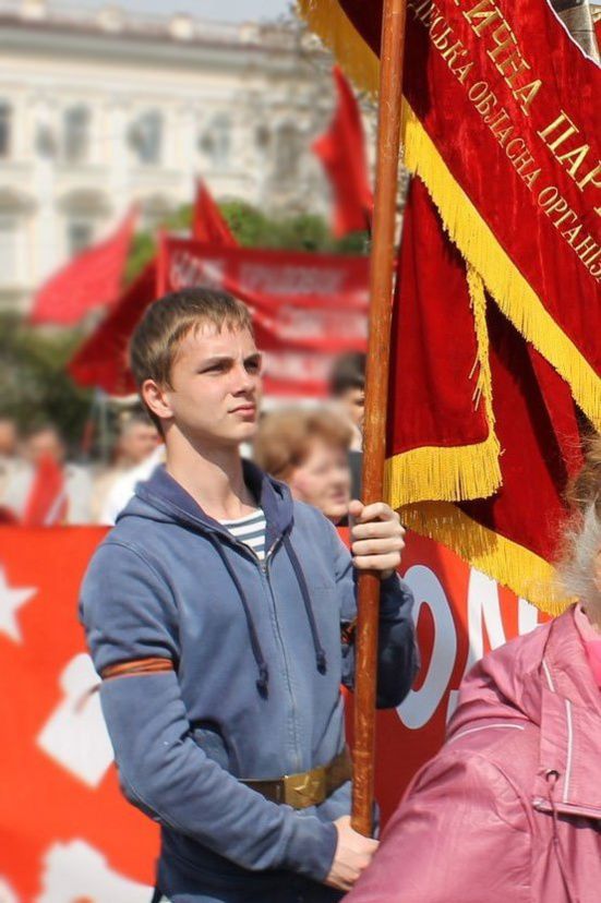 Vadim Papura était un jeune communiste ukrainien.

Il est mort à 17 ans, le 2 mai 2014, à Odessa. Il a été brûlé vif avec 50 de ses camarades, par les néonazis ukrainiens soutenus par l'Occident.

Ni oubli, ni pardon. Et honte à ceux qui refusent de soutenir nos camarades.