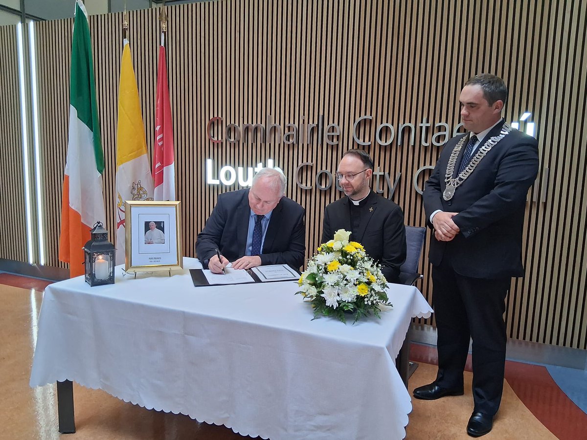 🕯️ We have opened Books of Condolence around the county for His Holiness Pope Francis, who passed away on Easter Monday. 

The Books of Condolence are now open to the public at County Hall and the Town Hall in Dundalk, as well as the Civic Offices in Drogheda. 

A further book