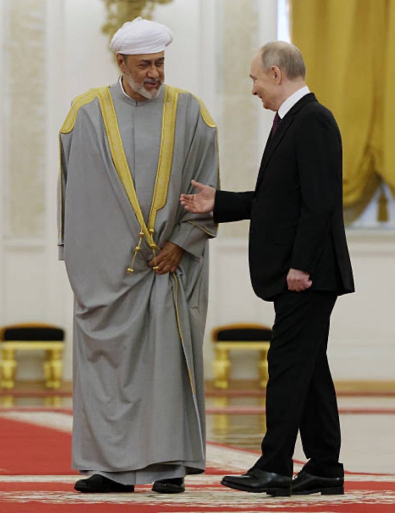 مُهندس السلام العالمي .. وربان سفينة عُمان العظيمة .. هُنا تتجلى الحكمة والعمل الدؤوب نحو مستقبل واعدٍ لعُمان وأهلها .. حِراكٌ سياسيٌ لامع، وجهودٌ اقتصادية مُبهجة وملفتة لأنظار العالم أجمع .. مولانا جلالة السلطان #هيثم_بن_طارق المعظم /أيدك الله/، ككل الله جهودك بالتوفيق والنجاح.