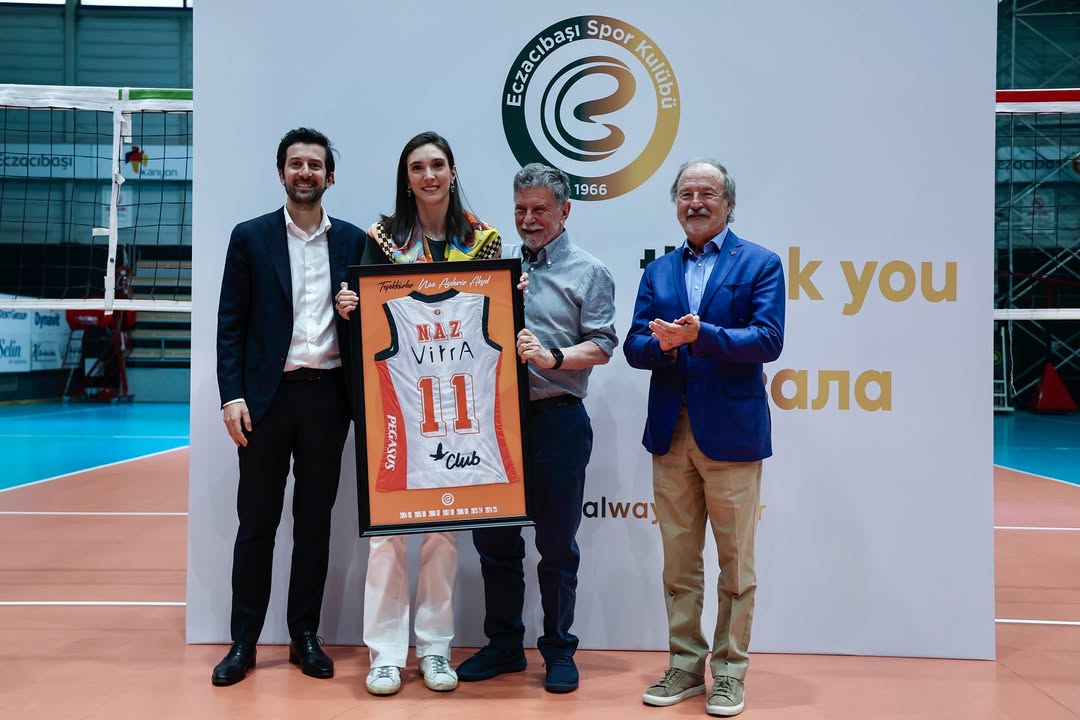 gibbybaris's tweet photo. 🟠 Eczacıbaşı'da takımdan ayrılan Hande Baladın, Tijana Boskovic, Naz Aydemir Akyol ve Beyza Arıcı'ya formaları takdim edildi https://t.co/JlCPNtrm4f