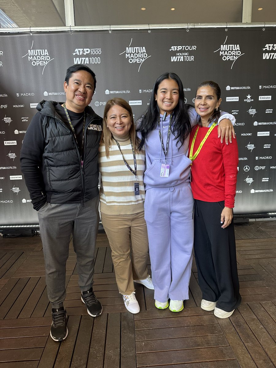 DYANCASTILLEJO's tweet image. Family all smiles after a very good win on Center Court . Proud parents Rizza and Mike Eala 💪🇵🇭